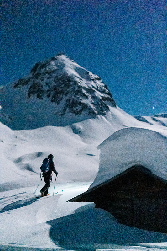 野外滑雪者夜间上山图片下载