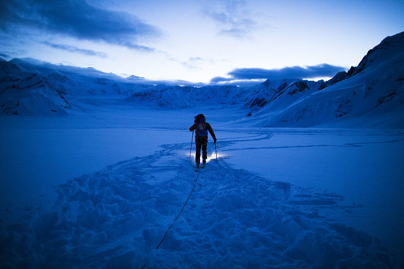 一个孤独的人在阿拉斯加山脉图片下载