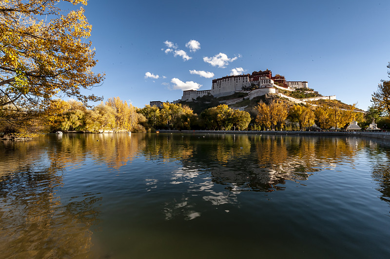 中国西藏，秋天布达拉宫的外观和倒影在湖中图片素材