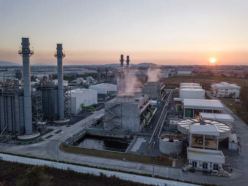 电厂和天然气储罐的钢铁设备轮廓在日落炼油厂图片下载