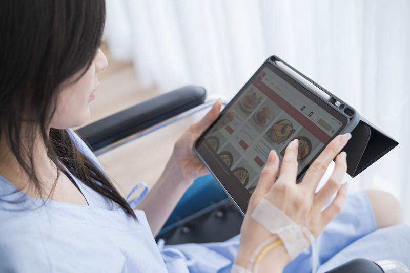 女性患者通过手机app使用送餐服务图片下载