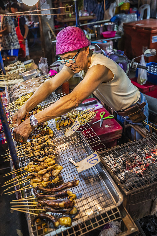 泰国清迈夜市上的泰国街头小吃摊图片素材