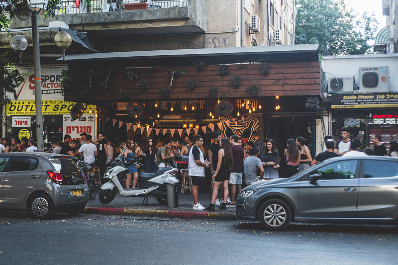 以色列特拉维夫市迪曾戈夫大街上一家当地酒吧的室外用餐平台图片下载