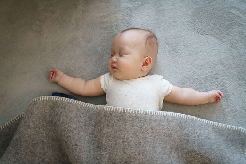 宝宝盖着毯子睡得很舒服图片素材