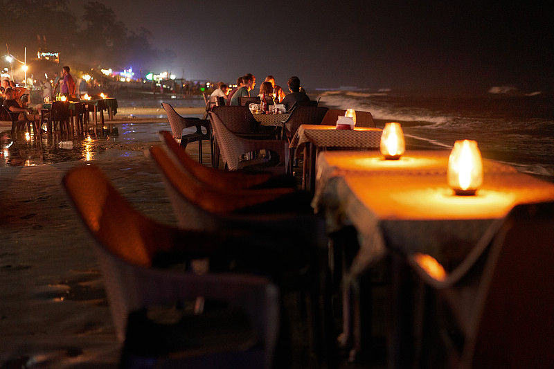 晚上在海滩上的咖啡馆。图片下载