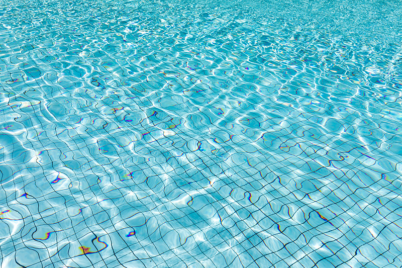 全帧拍摄的水在游泳池图片素材