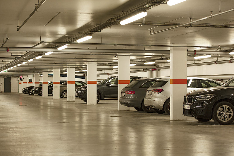地下停车场在一个现代建筑的地下停车场与汽车排。丹麦哥本哈根，2020年5月20日。图片下载