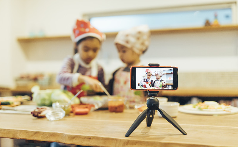 创意儿童用智能手机制作烹饪节目图片下载