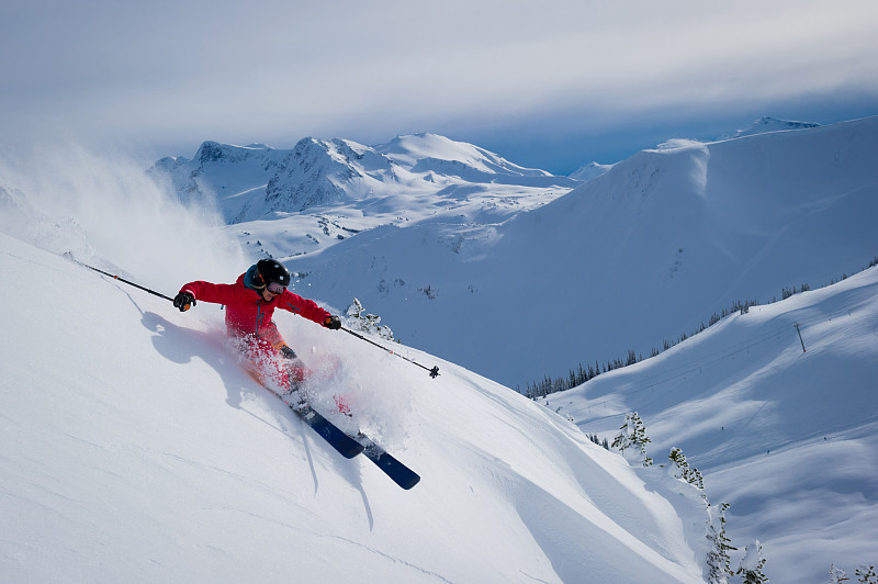女人在滑雪度假中滑雪图片下载