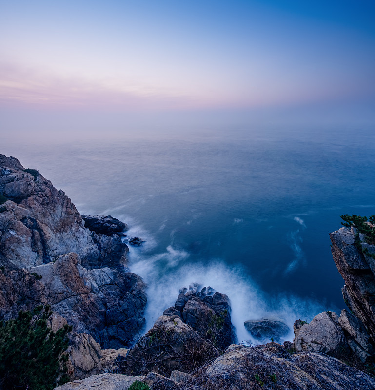日出时的海边悬崖图片下载