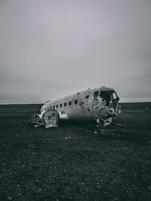 海岸上的废弃飞机图片素材