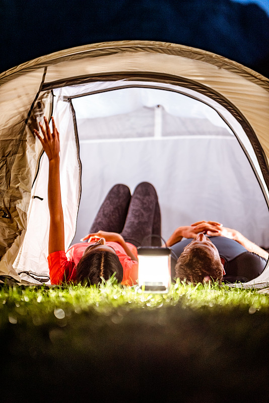 在山上露营的年轻夫妇图片下载