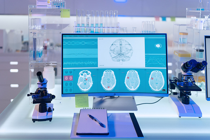 未来的实验室设备。电脑屏幕上的脑电波扫描研究图片下载