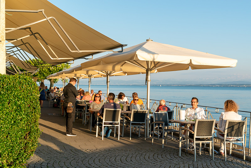 游客们在梅尔斯堡湖滨大道上的餐馆里享受一个美丽的夏夜图片素材