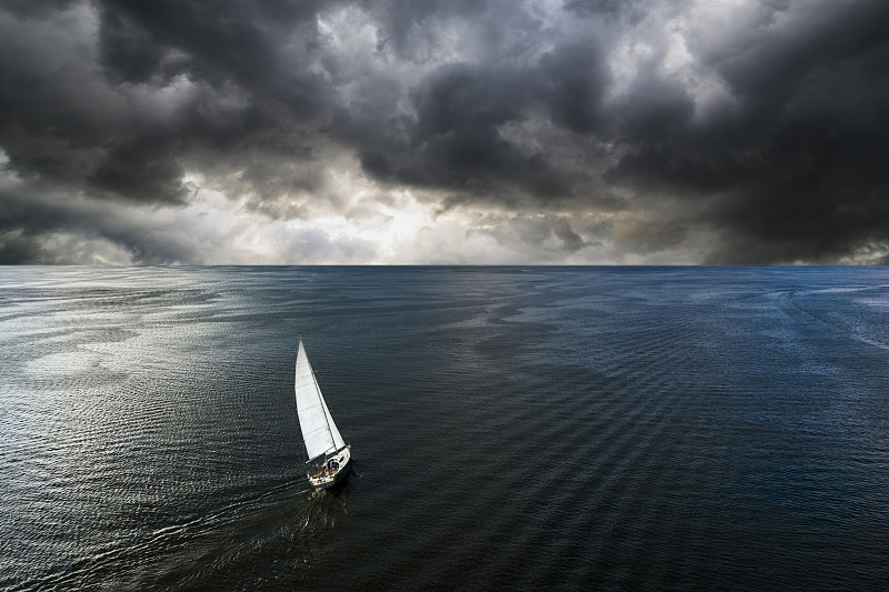 鸟瞰图的游艇在暴风雨与戏剧性的天空图片素材