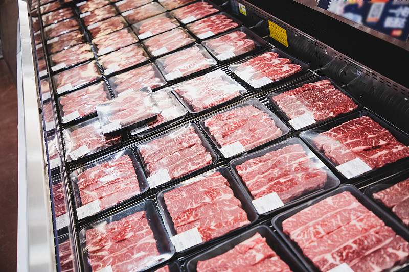 不同类型的包装肉在肉冷却器图片素材