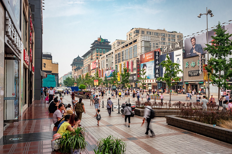中国北京王府井步行街上的购物者图片下载