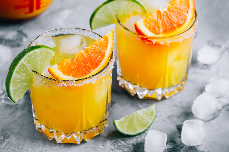 橙色的石灰玛格丽塔。清凉的夏日饮品加冰图片下载