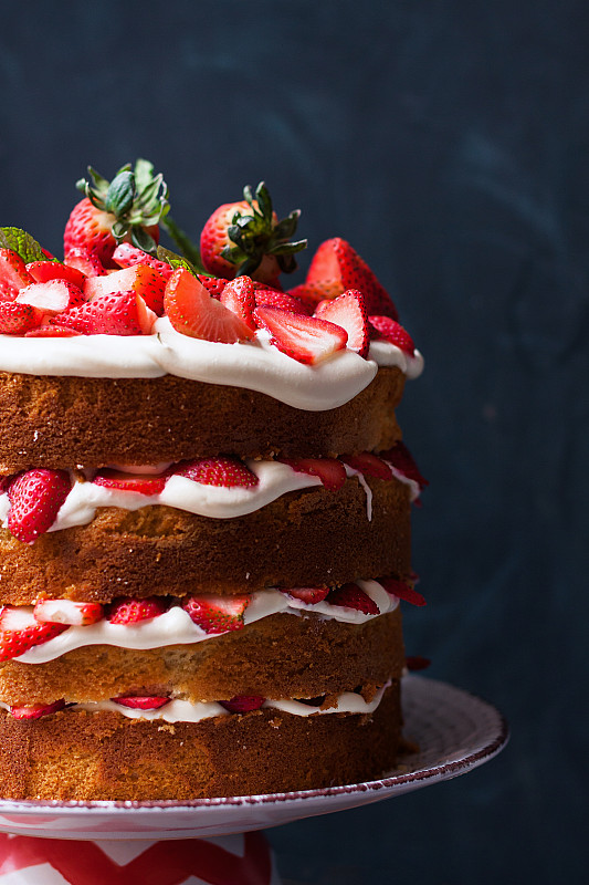 草莓芝士层蛋糕图片素材