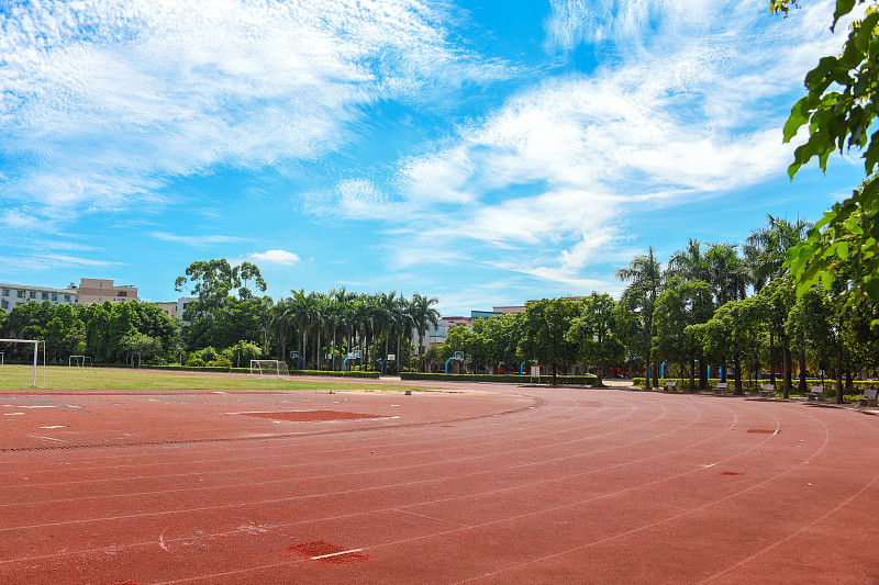 学校操场上的田径跑道。图片下载
