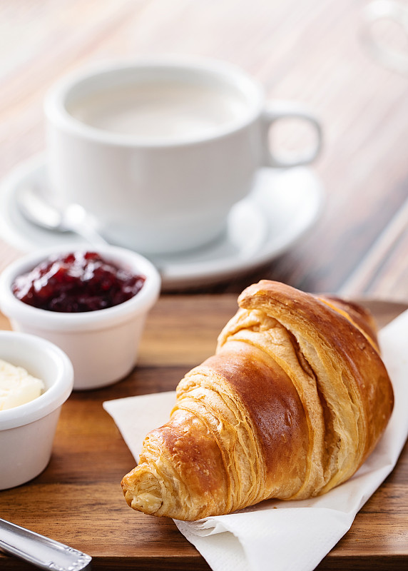 欧式早餐，咖啡和羊角面包图片下载