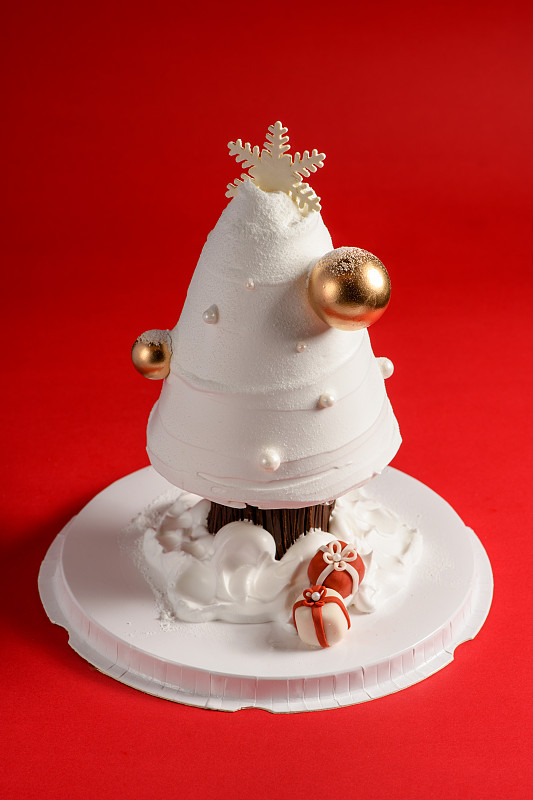 白色圣诞树形状的蛋糕图片素材