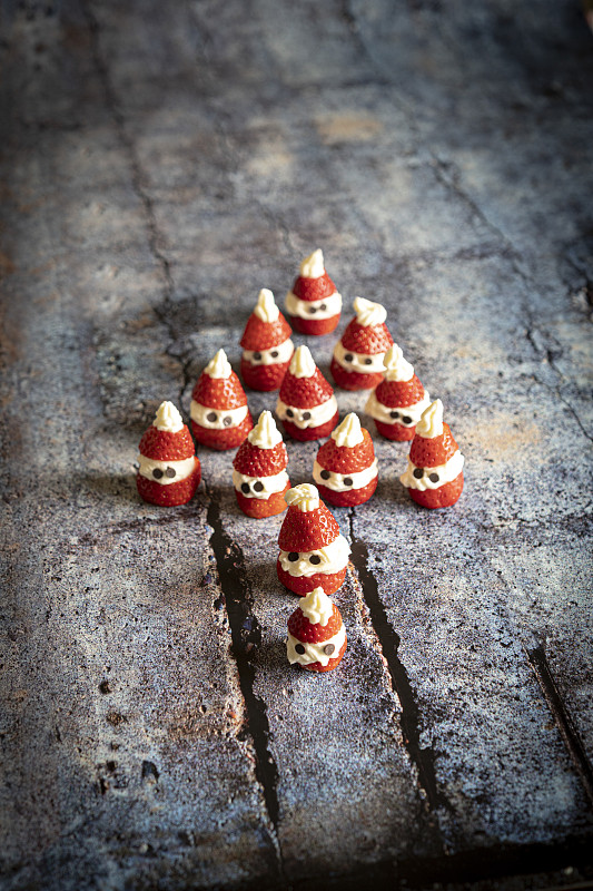 圣诞老人形状的草莓甜点图片素材