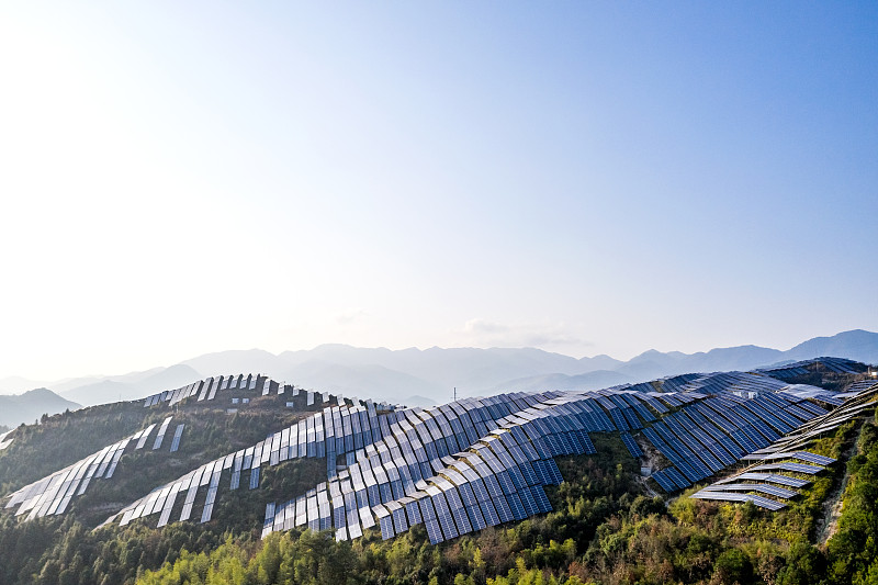 阳光明媚的一天，山顶上的太阳能发电厂图片素材