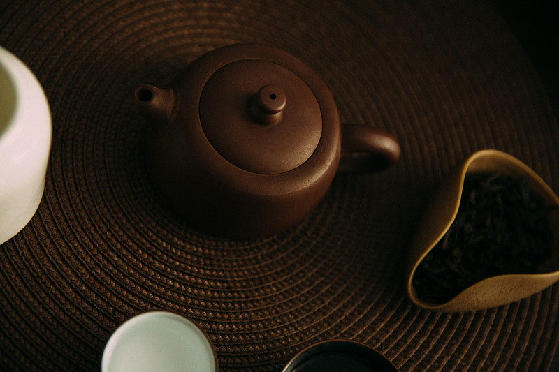 茶冥想，用茶盘泡中国茶。极简主义和抽象茶的概念背景图片下载