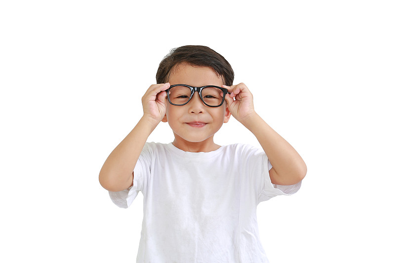 滑稽的亚洲小男孩的肖像戴着眼镜孤立在白色的背景图片下载
