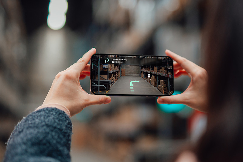 在零售店使用智能手机增强现实寻找方向图片下载