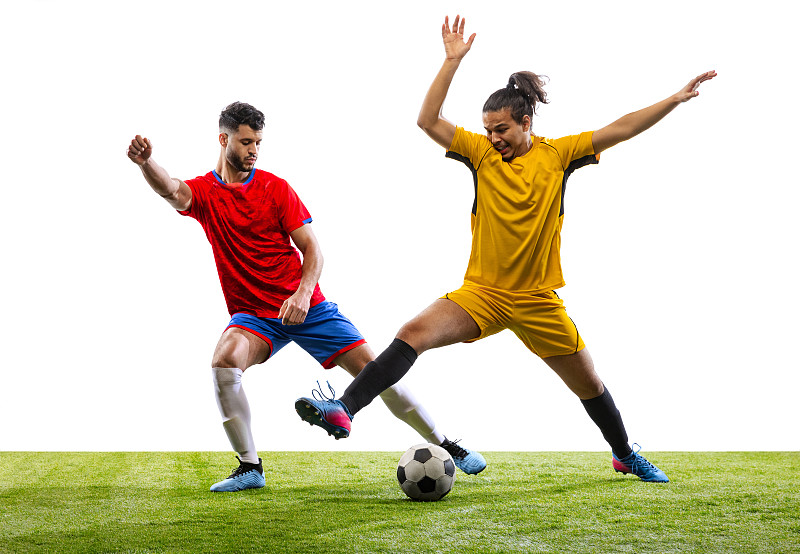 动态肖像的足球或足球运动员在运动，行动在草地地板孤立的白色背景图片下载