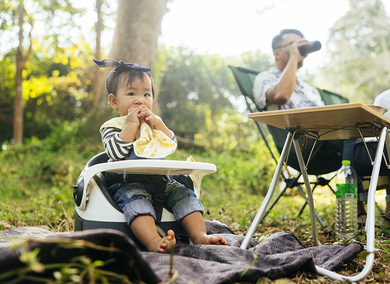 亚洲小女孩非常开心，和家人一起在郊外户外野餐图片下载