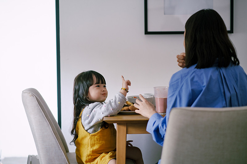 母女俩在家里一起吃早餐图片下载