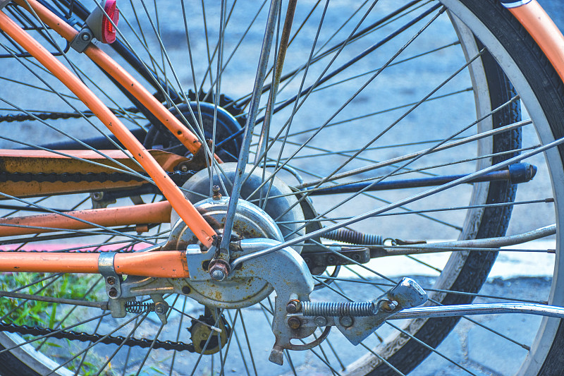旧自行车的细节轮。摄影图片