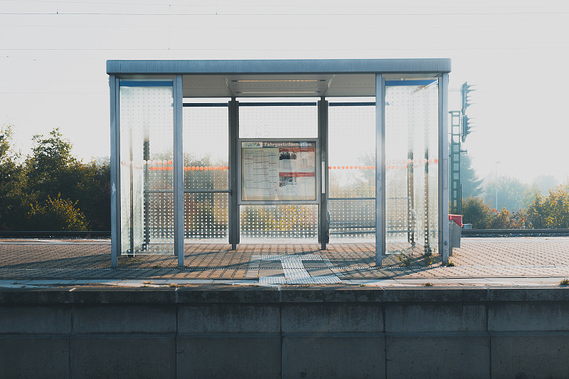 晴空下的火车站建筑外观摄影图片