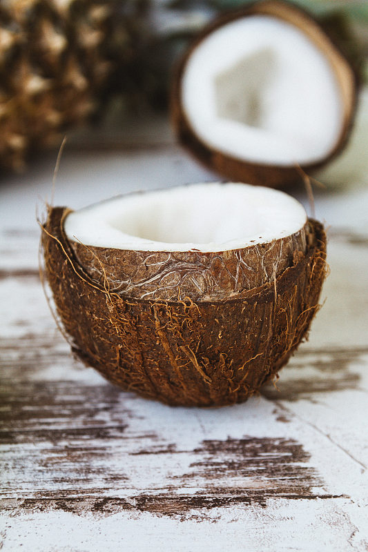 新鲜的生椰子放在质朴的木制桌子上摄影图片