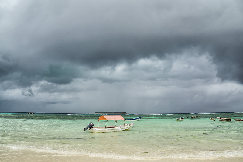 海上风暴和曼巴岛摄影图片