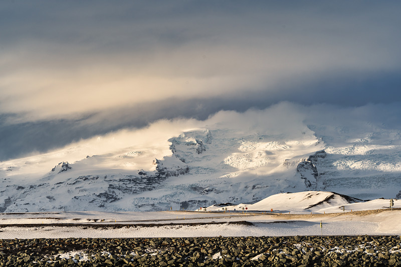 科维亚冰川上的一场暴风雪期间的日出，这是奥拉法冰川的一部分摄影图片