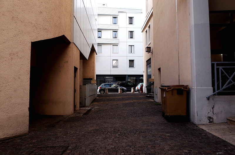 城市建筑中的空巷摄影图片