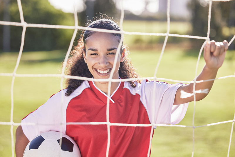 快乐，动力和女子足球运动员与足球准备锻炼，比赛或锻炼。在健身和学校体育训练场前，一个十几岁的学生女孩穿着运动服的肖像图片下载