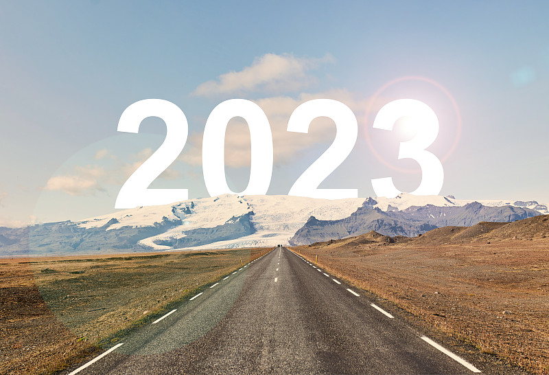 2023这个词写在冰川和空旷的柏油路后面图片下载