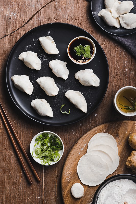 垂直拍摄的中国饺子在盘子上图片下载