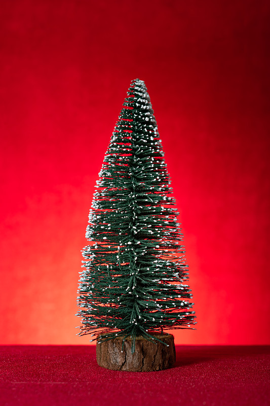 圣诞树以红色为背景垂直构图图片下载
