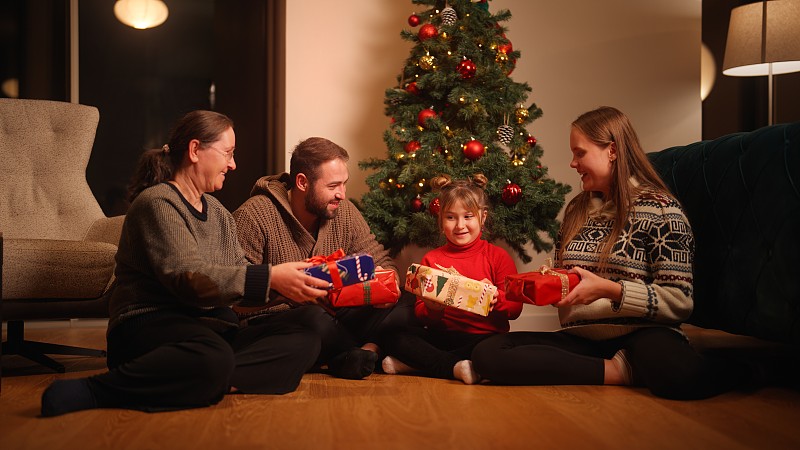 两代家庭交换圣诞礼物图片下载
