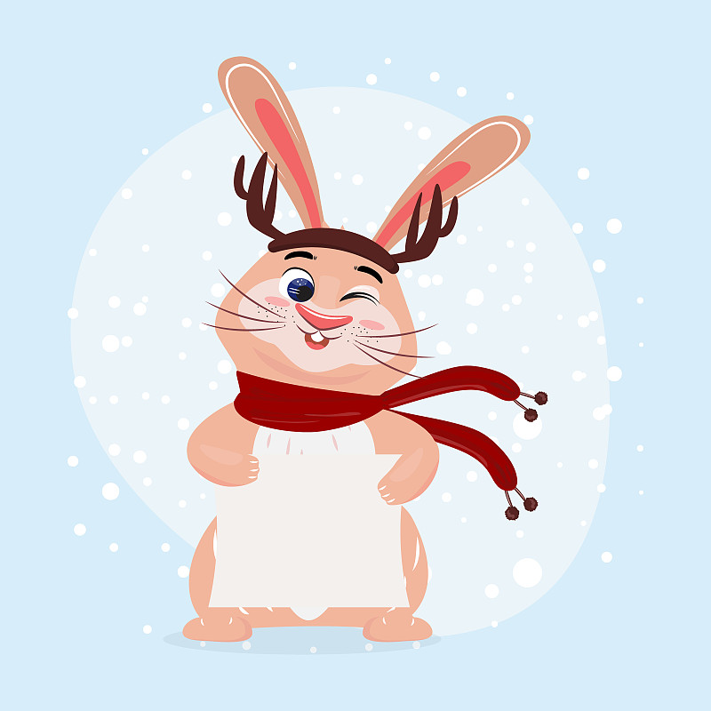 可爱的兔子带着驯鹿发带拿着一张白纸在冬天。图片下载