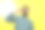 一名男子戴着墨镜，站在黄色的墙前摄影图片