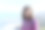 在祖马亚海岸，一个穿着休闲装的女人站在那里微笑着看着相机，背景是大海。摄影图片