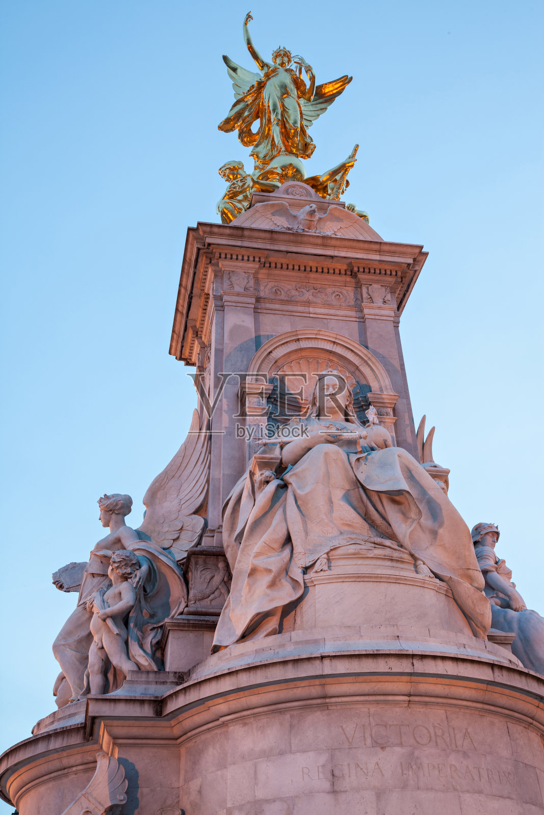 白金汉宫外的胜利女神雕像照片摄影图片