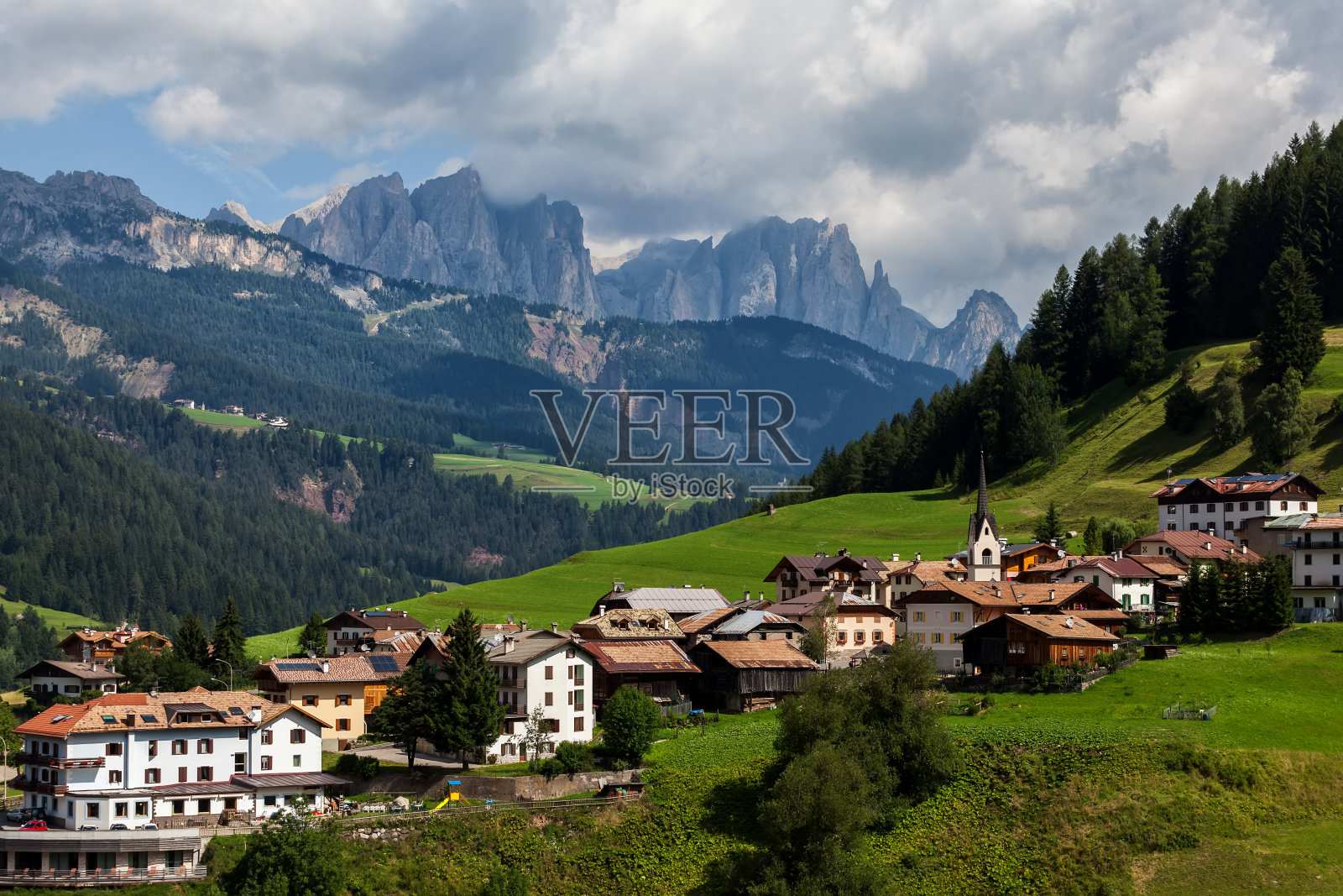 欧洲阿尔卑斯山的一个村庄照片摄影图片